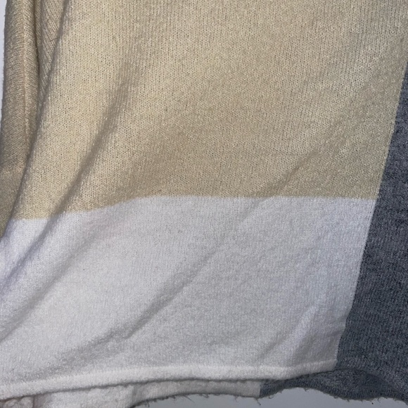 SOLD VICI cream, white, & grey cropped sweater Size M - Picture 6 of 8